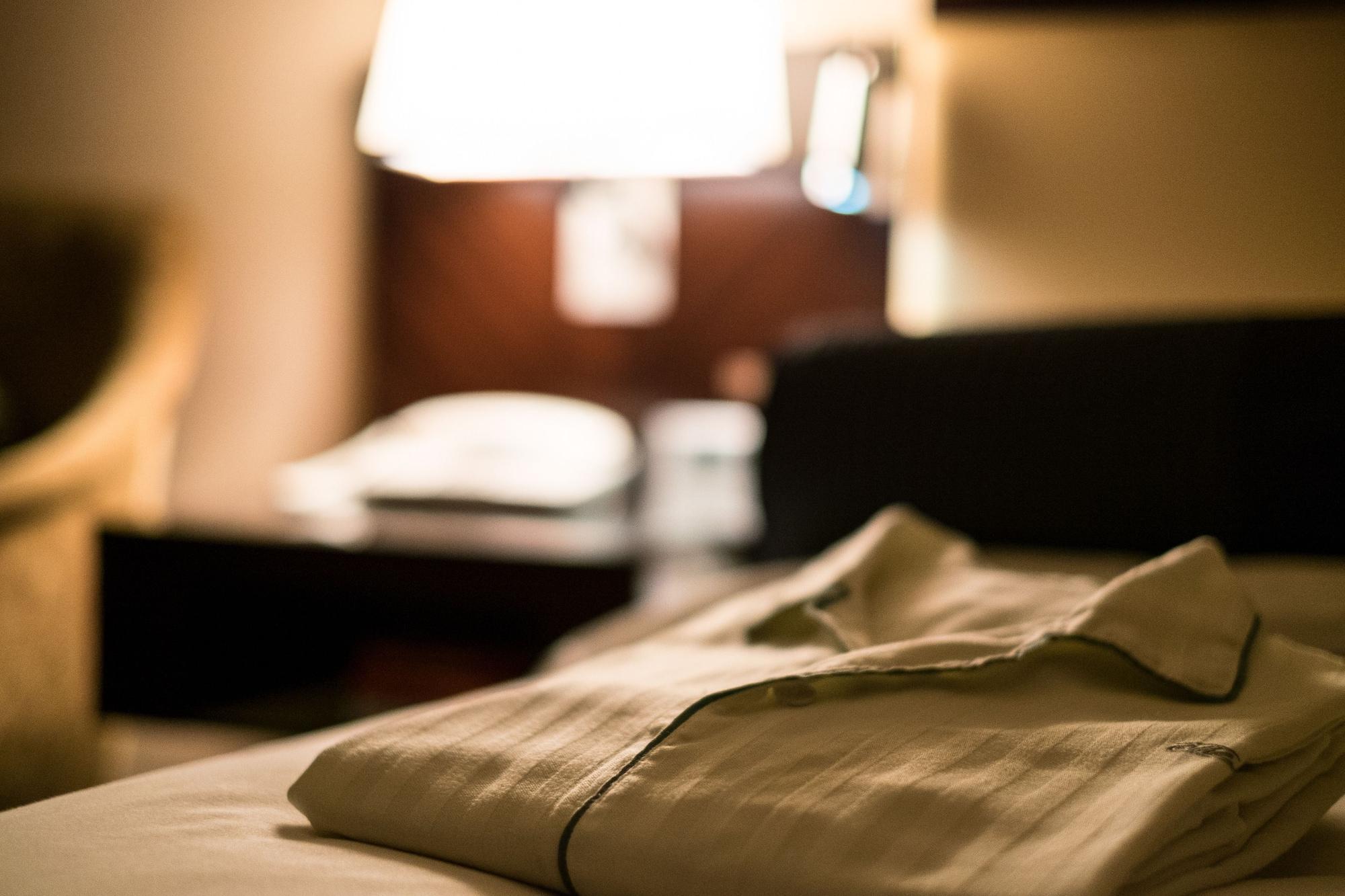 Hotel New Otani Hakata Fukuoka  Exterior foto A shirt left on a bed