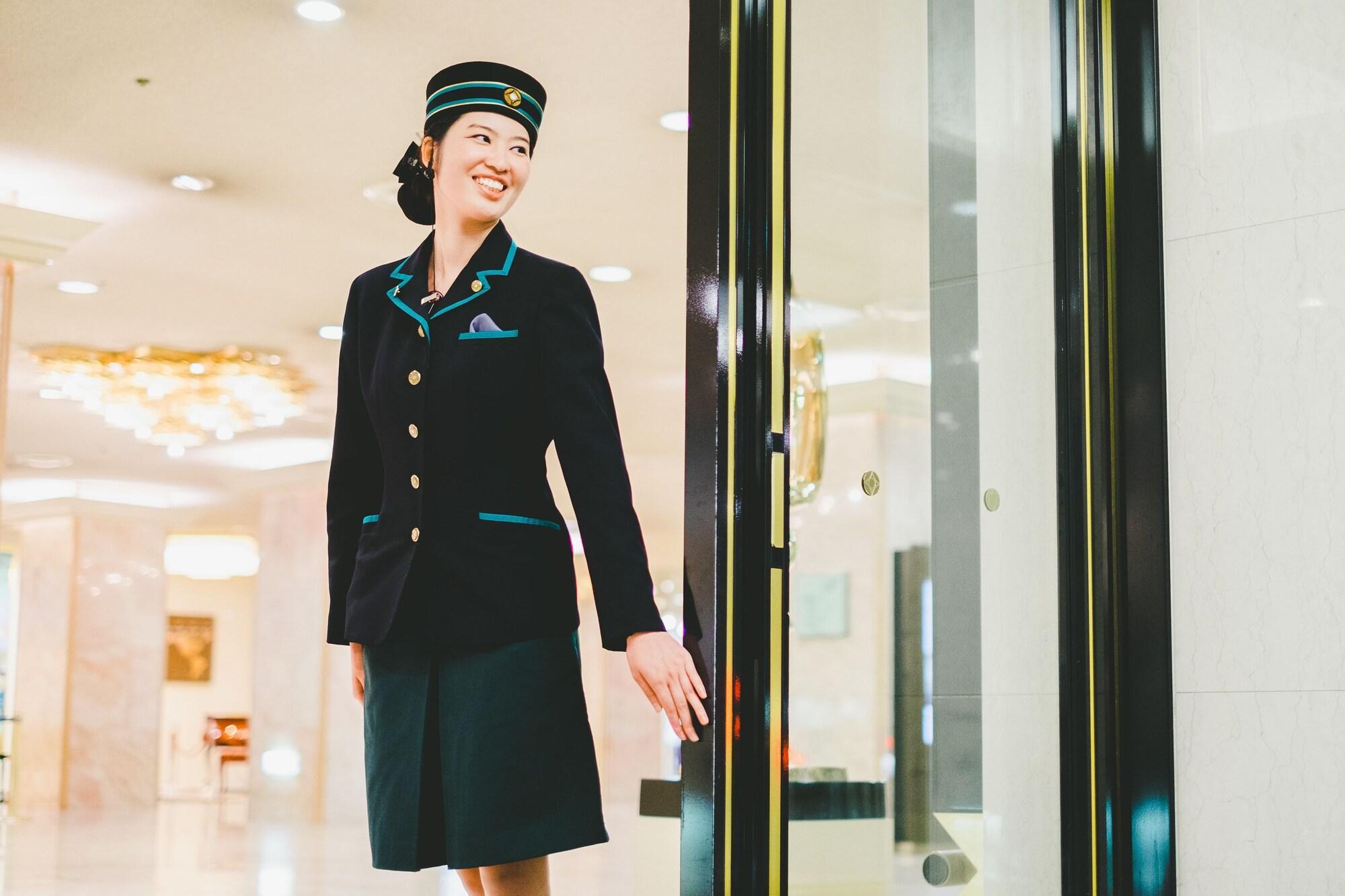 Hotel New Otani Hakata Fukuoka  Exterior foto A female doorman at the entrance of a hotel