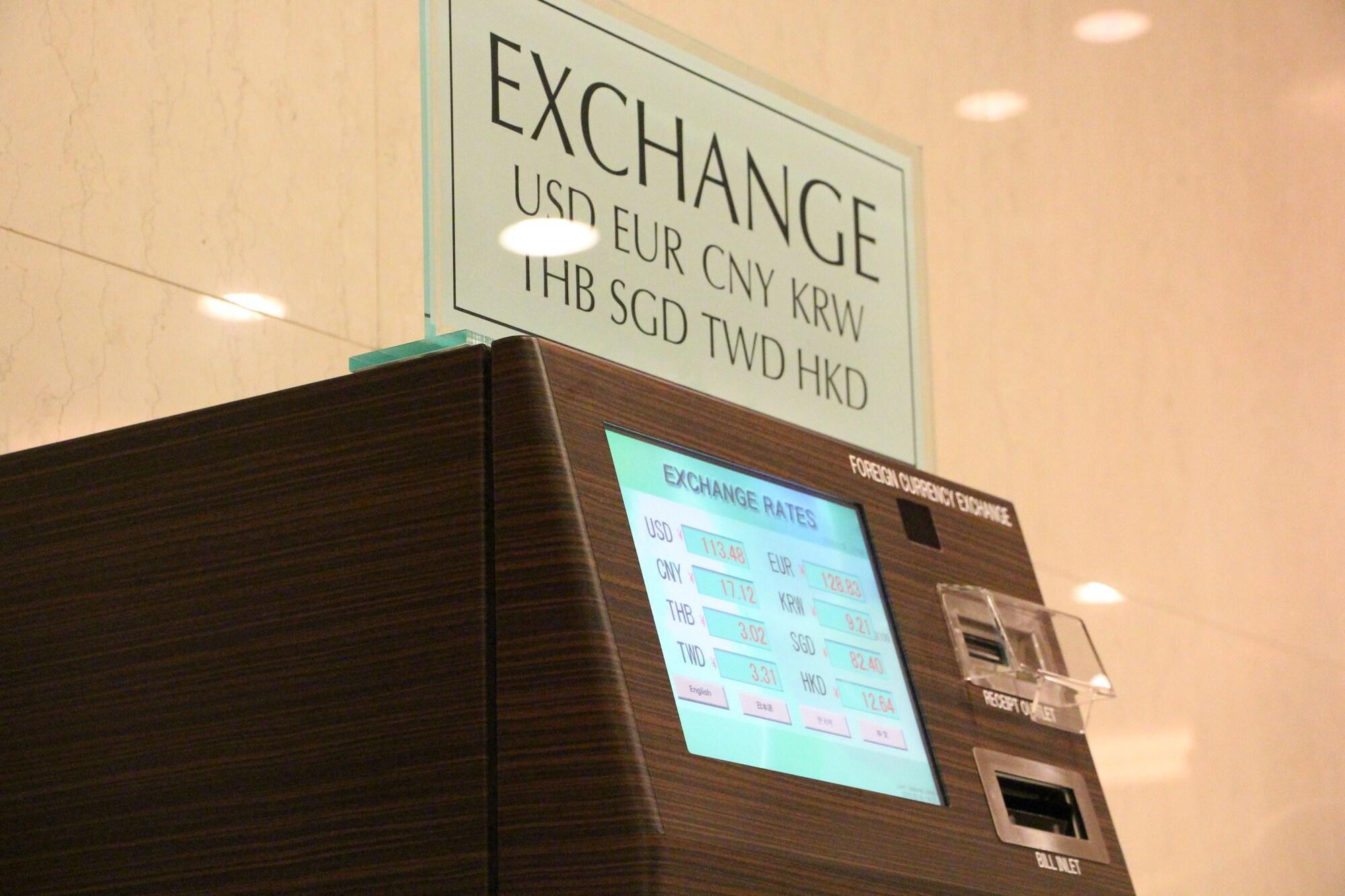 Hotel New Otani Hakata Fukuoka  Exterior foto Foreign currency exchange machine