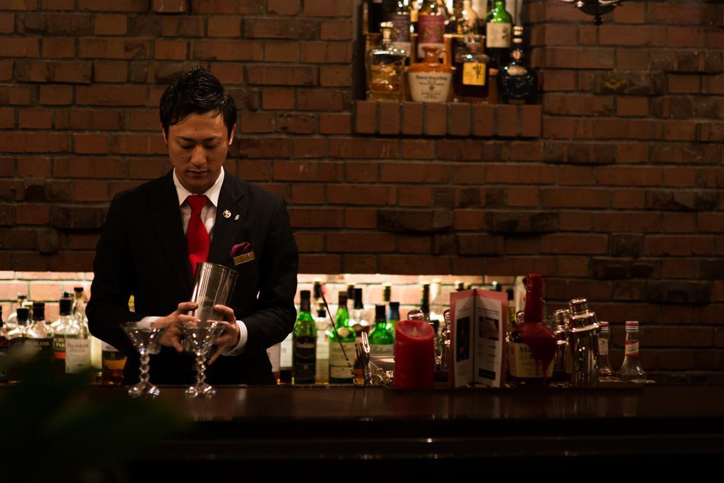 Hotel New Otani Hakata Fukuoka  Exterior foto A bartender at work